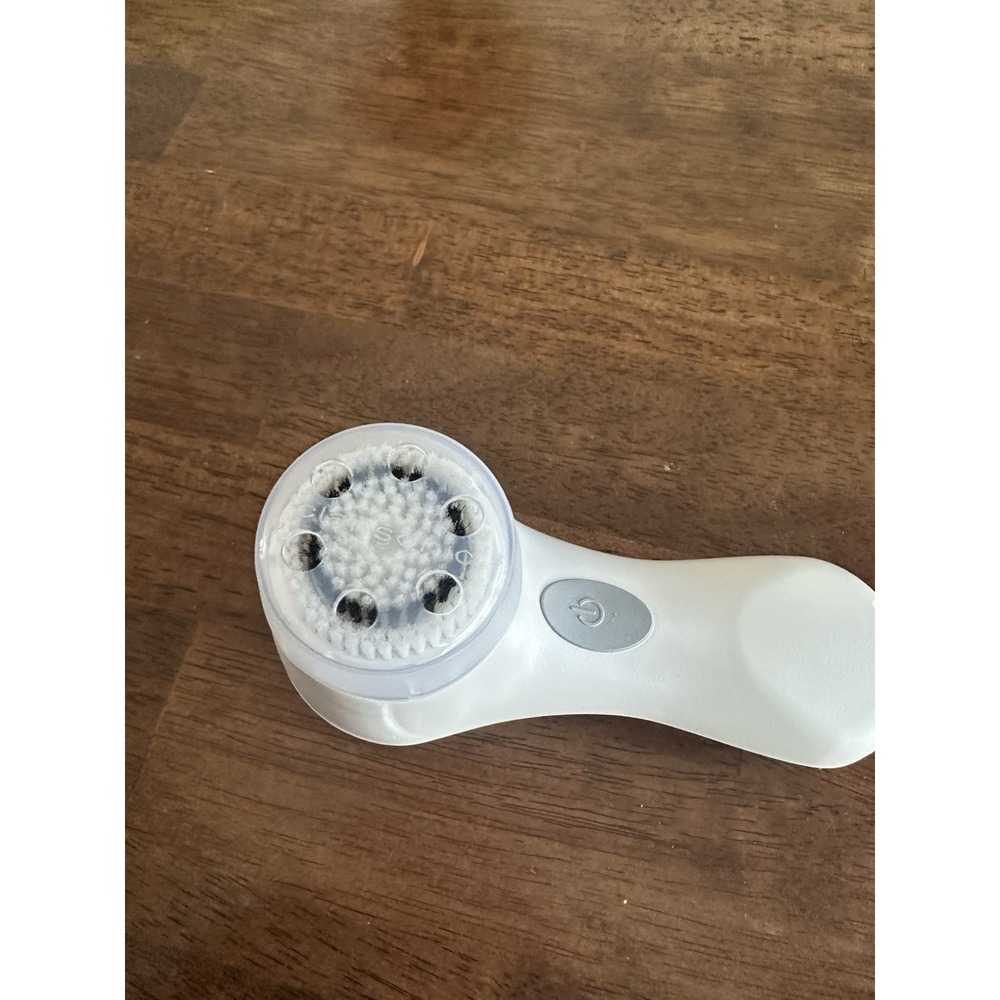 Clarisonic Mia 1 With Sensitive Skin Brush Head - Picture 3 of 3